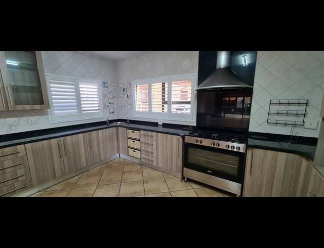 4 BEDROOM HOUSE FOR SALE IN NORTH RIDING